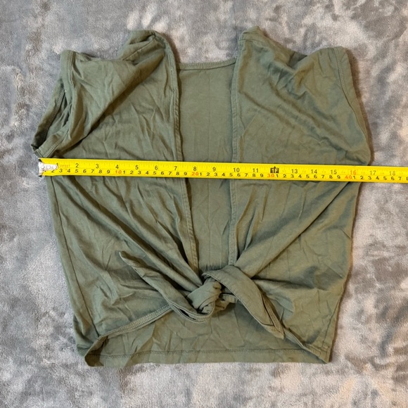 Wilfred Olive Tie-Front Crop Top
#1240 - Picture 2 of 5